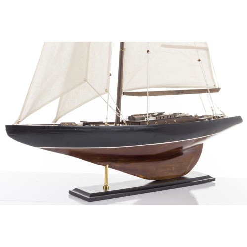 Replika jachtu na podstawie,z brązowego drewna, z wysokimi żaglami z materiału, połączonych sznureczkami.