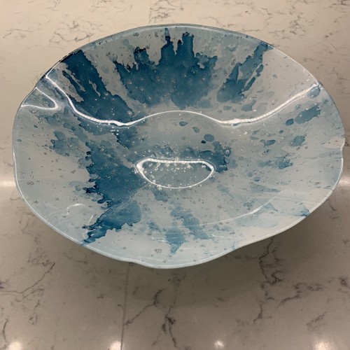 talerz  niebieski okrągły, o nierównomiernych kształtach okrągły.