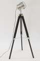 lampa podłogowa czarna, w stylu filmowym, z trzema regulowanymi nogami, i srebrnym reflektorem