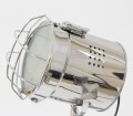 lampa podłogowa czarna, w stylu filmowym, z trzema regulowanymi nogami, i srebrnym reflektorem