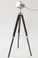 lampa podłogowa czarna, w stylu filmowym, z trzema regulowanymi nogami, i srebrnym reflektorem