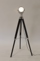 lampa podłogowa czarna, w stylu filmowym, z trzema regulowanymi nogami, i srebrnym reflektorem