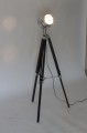 lampa podłogowa czarna, w stylu filmowym, z trzema regulowanymi nogami, i srebrnym reflektorem