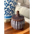 pojemnik ceramiczny w kształcie dyni, niebieska lampa.jpg