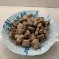 talerz  niebieski okrągły, o nierównomiernych kształtach okrągły, z ciastkami